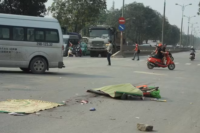 Thi thể người phụ nữ xấu số nằm ngay cạnh chiếc xe đạp.