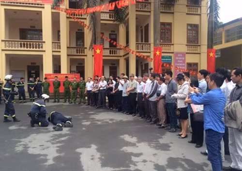 Cảnh sát PCCC hướng dẫn Ban quản trị các tòa nhà cao tầng CNCH khi xảy ra cháy, nổ.