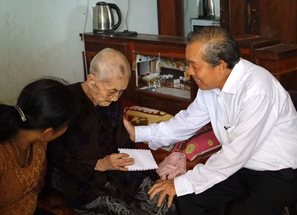 Phó Thủ tướng Trương Hòa Bình thăm tặng quà Mẹ Việt Nam Anh hùng.