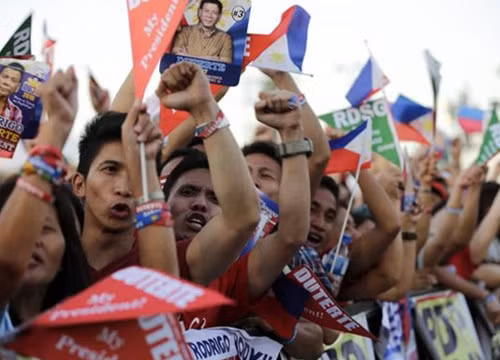 Hàng trăm nghìn người dân tham gia một cuộc mít tinh quy mô lớn tại Thủ đô Manila của Philippines hôm 7- 5 bày tỏ sự ủng hộ đối với ứng viên Rodrigo Duterte. Ảnh: EPA
