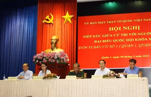 Các ứng cử viên Đại biểu Quốc hội đơn vị 1, TP Hồ Chí Minh tại hội nghị tiếp xúc cử tri.