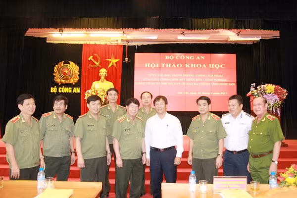 Thứ trưởng Bùi Văn Nam và các đại biểu tại Hội thảo.