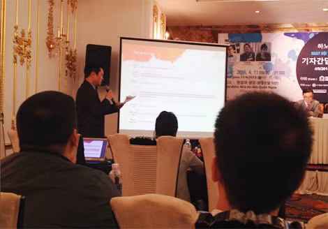 Đại diện của Hiệp hội người Hàn Quốc tại Hà Nội đang giới thiệu chương trình ngày hội trong cuộc họp báo chiều 8/4. Đại diện của Hiệp hội người Hàn Quốc tại Hà Nội đang giới thiệu chương trình ngày hội trong cuộc họp báo chiều 8/4.