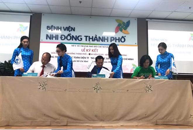 Buổi lễ ký kết trong sáng 5/7 tại BV Nhi đồng thành phố.