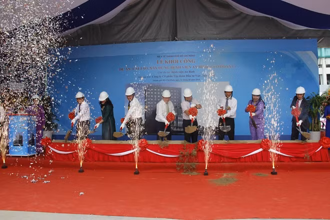 Các đại biểu tham gia làm lễ động thổ tại dự án BV An Bình-giai đoạn 1