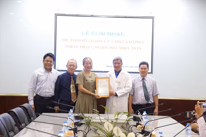 Giám đốc Bệnh viện và lãnh đạo 9 khoa phòng lên nhận chứng nhận .