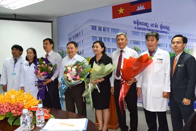 Tập thể y bác sĩ BV Chợ Rẫy Phnom Penh trao tặng những lẵng hoa tươi thắm tới Ban lãnh đạo BV Chợ Rẫy Việt Nam thể hiện sự tri ân sâu sắc.