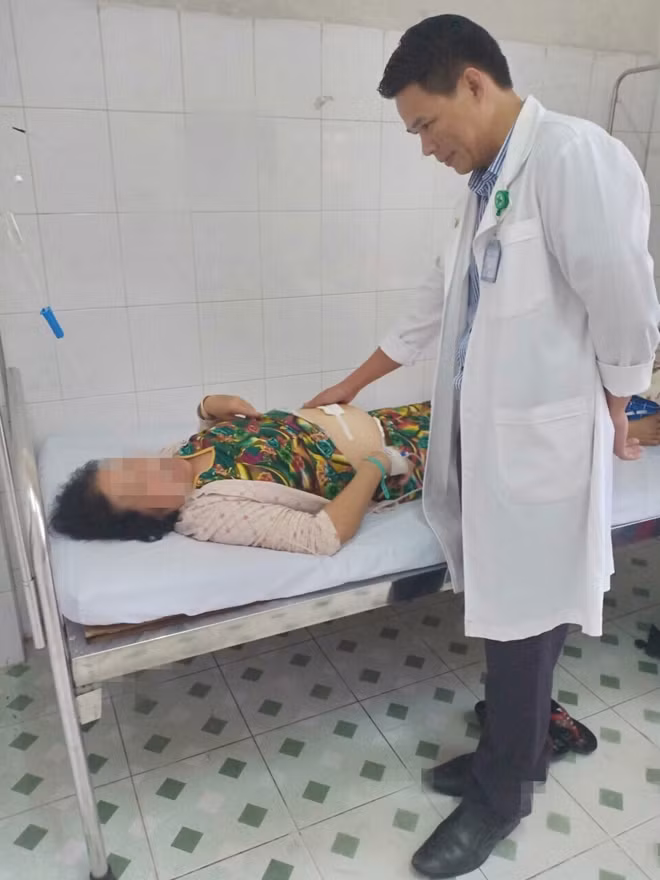 Bác sĩ thăm hỏi bệnh nhân sau mổ.