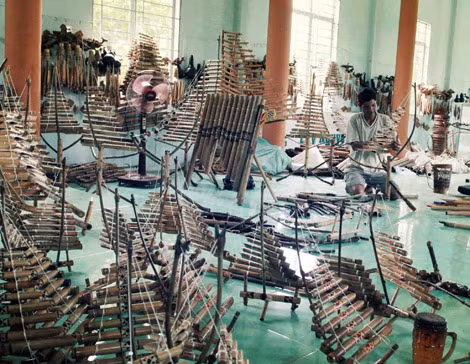 Rơ Châm Tih lọt thỏm trong các loại nhạc cụ.