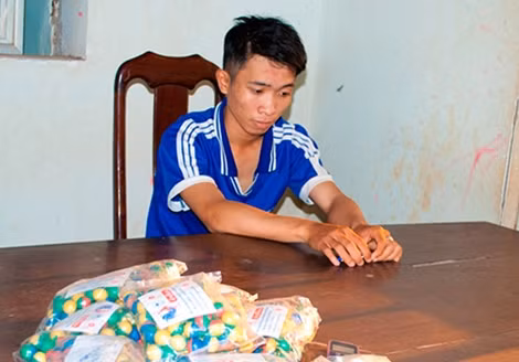 Các đối tượng cùng tang vật.
