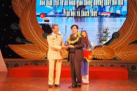 Đại tá Dương Ngọc Tiến, Phó cục trưởng Cục CSGT trao Kỷ niệm chương cho các tập thể, cá nhân tiêu biểu.