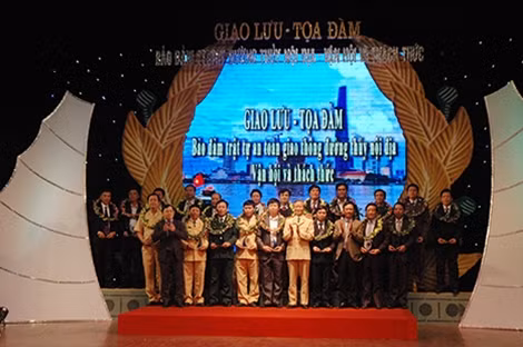 20 tập thể, cá nhân tiêu biểu được Cục CSGT ( Bộ Công an) trao tặng Kỷ niệm chương.