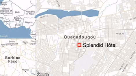 Lửa và khói bốc ra từ khách sạn Splendid, thủ đô Ouagadougou, tối 15/1. Ảnh:Reuters.
