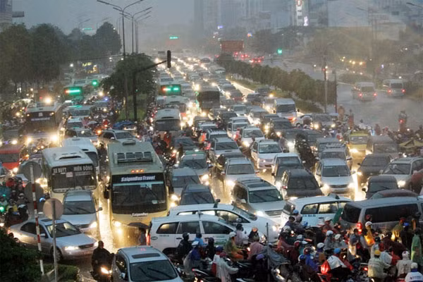 Chiều 15/9, cơn mưa hơn 2 tiếng ngay giờ tan tầm khiến các trục đường ở Sài Gòn kẹt cứng. Giao thông hỗn loạn dưới cơn mưa nặng hạt.