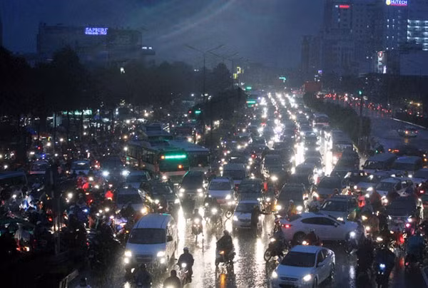 Đến 19h, mưa vẫn chưa tạnh. Lượng xe vẫn còn đông nghẹt. Nhiều người tiếp tục chen lấn tìm đường về nhà.