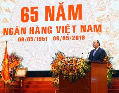 Thủ tướng Chính phủ Nguyễn Xuân Phúc tới dự và phát biểu tại Lễ kỷ niệm 65 năm Ngày thành lập Ngân hàng Việt Nam.