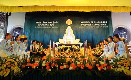 Triển lãm trưng bày bản kinh Phật khắc trên lá bối 2000 năm tuổi tại chùa Huyền Không vào ngày 26-4.