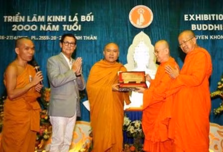 Phái đoàn Phật giáo Thái Lan trao bản Tam tạng kinh cổ cho Thượng tọa Pháp Tông, Trưởng hệ phái Phật giáo Nam tông tại Thừa Thiên- Huế, trụ trì chùa Huyền Không để tổ chức triển lãm.