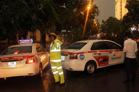 CSGT phân luồng sau cơn giông.