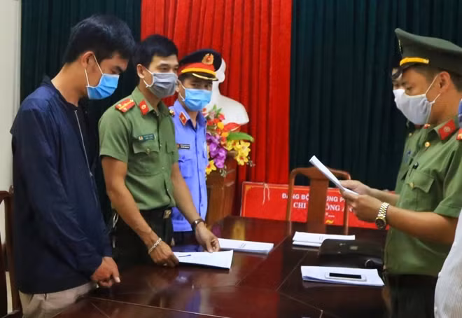 Cơ quan Công an đọc lệnh bắt giữ đối tượng Nguyễn Đình Hùng.