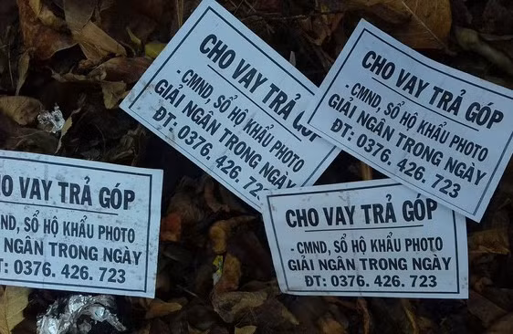 Những tờ rơi quảng cáo cho vay nặng lãi do Mạnh và Hải rải trên đường Ưng Bình, phường Vỹ Dạ, TP Huế.