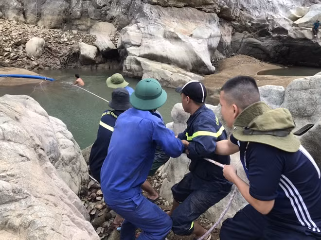 Các lực lượng nỗ lực hút cạn nước tại bãi đá ngầm trên sông Rào Trăng.