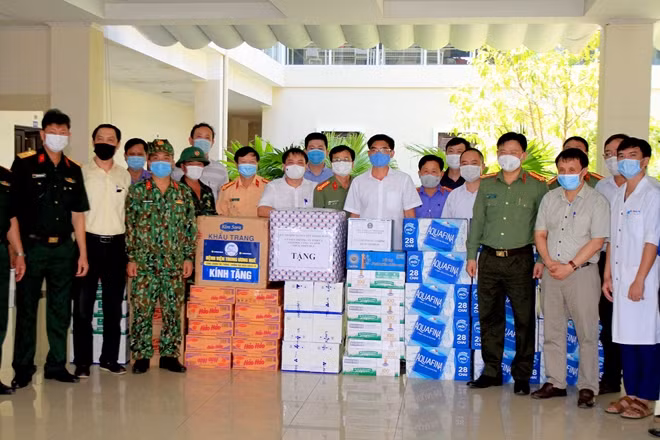 Đoàn công tác tặng quà hỗ trợ cho lực lượng làm nhiệm vụ tại khu cách ly tập trung T4, tỉnh Thừa Thiên Huế. (Ảnh: Thượng Hiển).