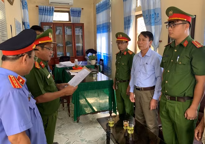 Cơ quan Công an thực hiện lệnh bắt tạm giam đối tượng Hồ Quang Hóa.