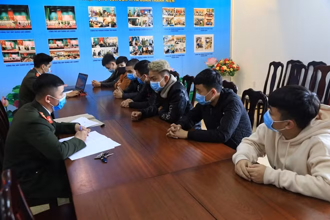 Cơ quan Công an lấy lời khai các đối tượng.