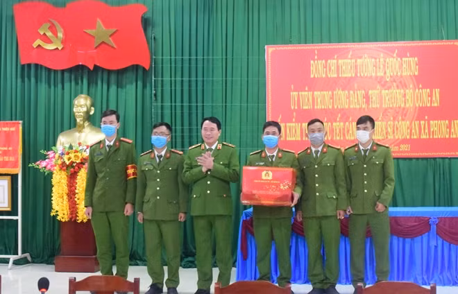 Thứ trưởng Lê Quốc Hùng tặng quà Tết cho CBCS Công an xã Phong An.