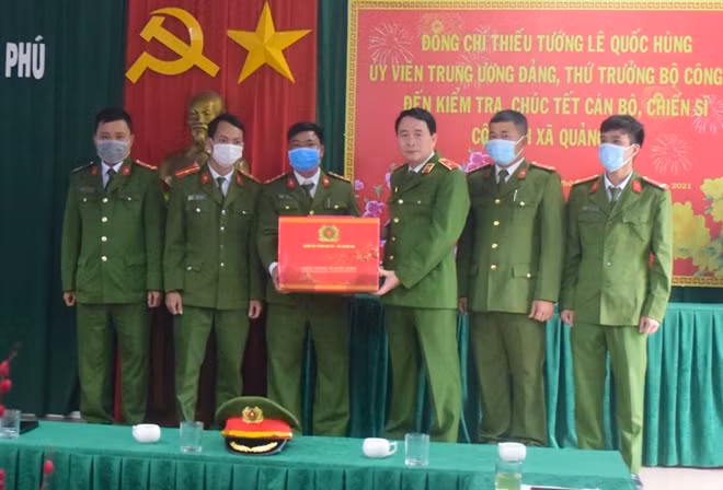 Thứ trưởng Lê Quốc Hùng tặng quà Tết cho CBCS Công an xã Quảng Phú.