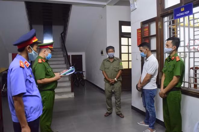 Cơ quan Công an đọc lệnh bắt giữ Châu Văn Bin (áo trắng).