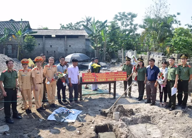 Lễ khởi công xây nhà tình nghĩa cho gia đình mẹ Hoàng Thị Viết.