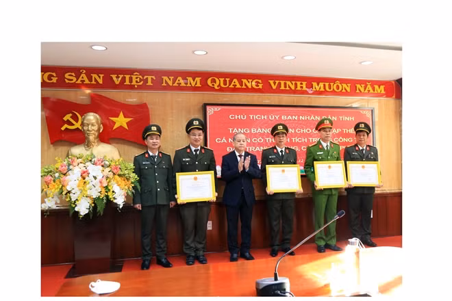 Chủ tịch UBND tỉnh Thừa Thiên Huế Phan Ngọc Thọ tặng bằng khen cho các tập thể, cá nhân thuộc Công an tỉnh Thừa Thiên Huế.