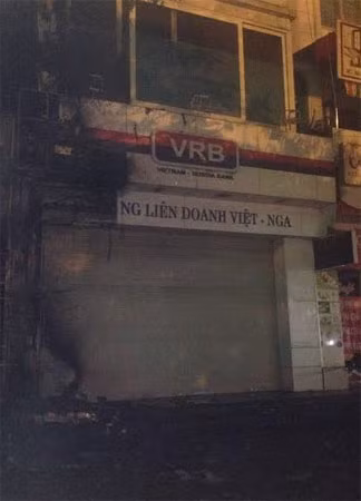 Ngân hàng Liên doanh Việt – Nga nằm sát bên cạnh chỉ bị ám khói.