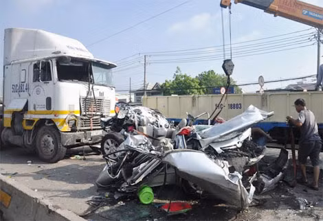 Anh Huỳnh Văn Thiếp cho biết: “Nghe tiếng va chạm cực mạnh từ phía sau tôi mở cửa xe 45 chỗ chạy xuống thì thấy một cảnh tượng kinh hoàng, Chiếc xe ô tô chỗ chở anh rể và 3 đứa cháu của tôi cùng tài xế bị bẹp dúm dưới 2 bánh xe container. Tất cả họ đều đã chết. Đang loay hoay không biết xử lý sao thì tài xế xe container nhảy xuống xe hét lớn xe mất thắng rồi bỏ chạy mất hút”.