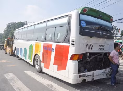 Lực va chạm quá mạnh khiến chiếc xe khách 45 chỗ phía trước cũng bị hỏng phía sau.