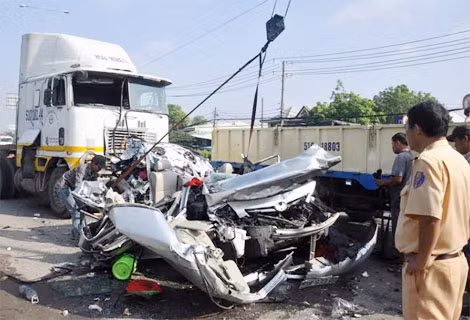 Cho đến khi CSGT, CS 113 đến hiện trường và đội cứu hộ đến dùng xe cẩu nâng xe container ra khỏi xe 5 chỗ thì mới đưa được các nạn nhân ra ngoài và đưa vào bệnh viện.