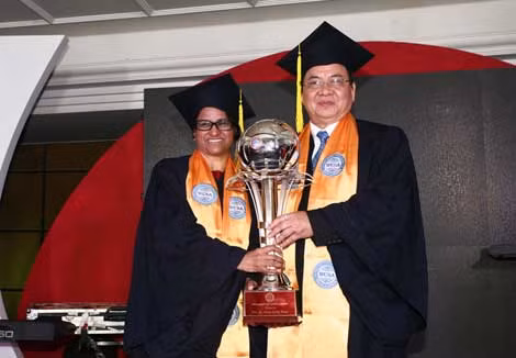 GS.TS Sunita Gandhi và GS.TS Hoàng Quang Thuận nhận cúp Biểu tượng Viện Hàn lâm Khoa học Thế giới (WCSA). GS.TS Sunita Gandhi và GS.TS Hoàng Quang Thuận nhận cúp Biểu tượng Viện Hàn lâm Khoa học Thế giới (WCSA).