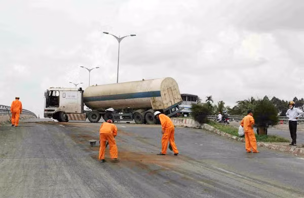 Hiện trường xe bồn chở oxy hóa lỏng “bay” qua dải phân cách.