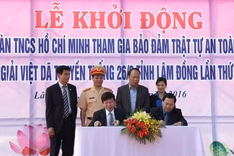 Lễ kí kết giữa Trung ương Hội LHTN Việt Nam và Công ty Honda Việt Nam về việc phối hợp tuyên truyền và đảm bảo trận tự ATGT năm 2016.