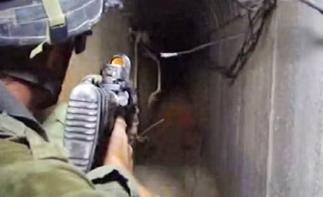 Binh sĩ Israel đang tấn công Hamas trong một đường hầm.