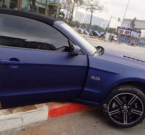 Do là xe thể thao nên gầm Mustang khá thấp, vì vậy tai nạn này có thể khiến chiếc xe thể thao bị hư hỏng hệ thống lái.