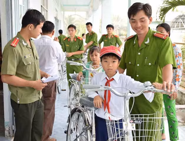 Đoàn Thanh niên Công an tỉnh tặng 20 xe đạp cho các em học sinh có hoàn cảnh khó khăn của xã Hòa Hiệp.