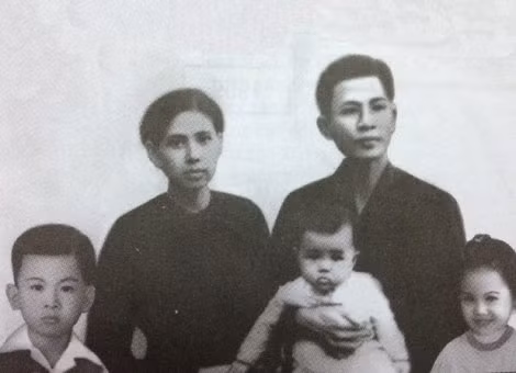Khi bà Kim Anh và hai con qua đời năm 1966, cả gia đình ông Sáu Dân không hề có bức ảnh nào chụp chung. Vì muốn có một tấm ảnh gia đình, ông Sáu Dân đã lấy bức ảnh duy nhất ông chụp cùng vợ và con gái Ánh Hồng, ghép thêm ảnh hai con Võ Dũng và Võ Hiếu Dân.