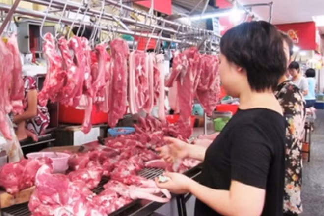 Trong khi hai Bộ đang đổ lỗi cho nhau thì người tiêu dùng lãnh đủ!