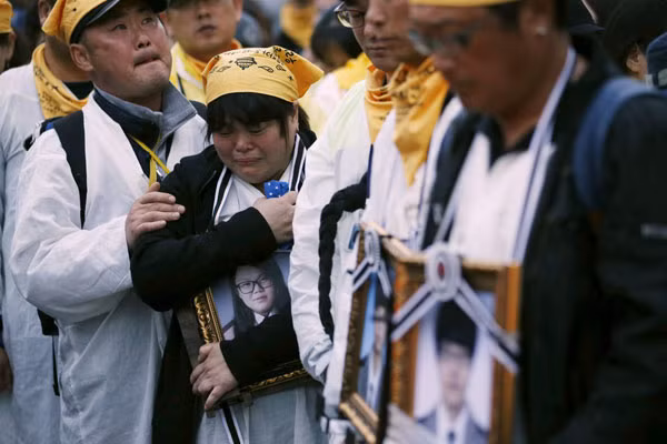Sau một năm nỗi đau của người nhà các nạn nhân vụ phà Sewol dường như chưa nguôi ngoai. Chính phủ Hàn Quốc cho biết họ sẽ trả khoảng 380.000 USD cho mỗi người trong số 250 học sinh đã thiệt mạng vì thảm họa phà Sewol.