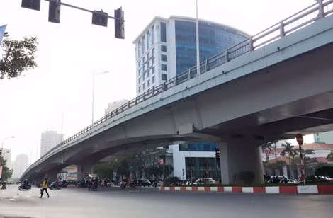 Cầu vượt tại nút giao đường Nguyễn Chí Thanh - Kim Mã (nút Daewoo) – một trong những địa chỉ được nêu có sai phạm trong kết luận thanh tra của Bộ Xây dựng.