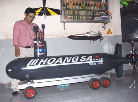 Ông Lê Ngà bên chiếc tàu ngầm mini Hoàng Sa.