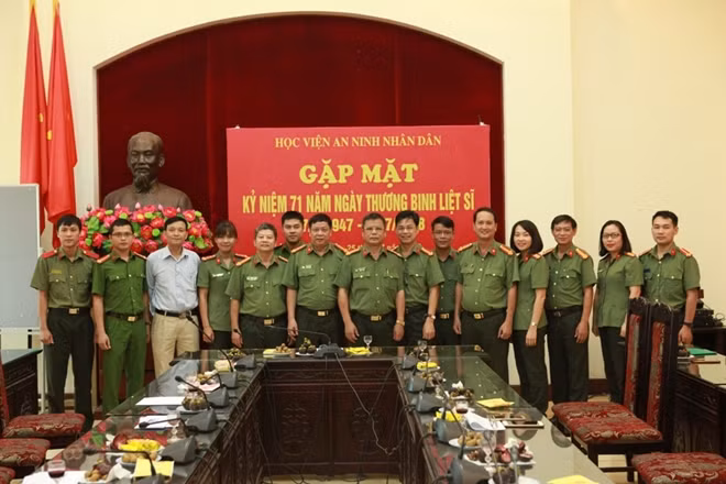Ban Giám đốc Học viện chụp ảnh cùng các đồng chí lãnh đạo, cán bộ, giảng viên và học viên các đơn vị thuộc Học viện là thân nhân các gia đình thương binh, liệt sĩ.